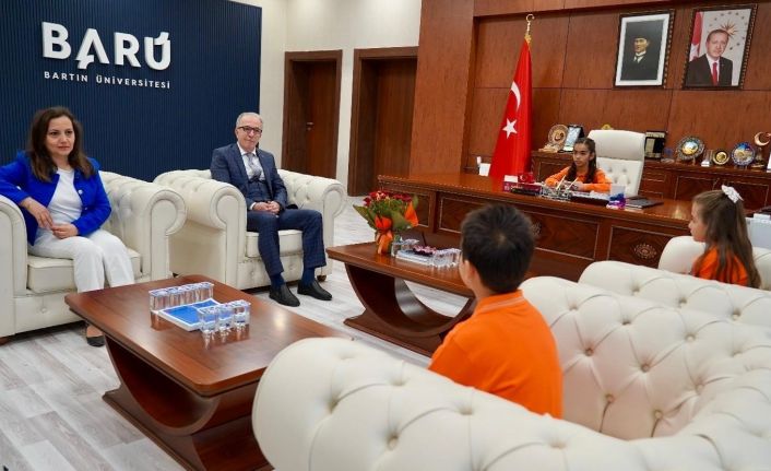 Rektör Uzun, koltuğunu çocuklara devretti