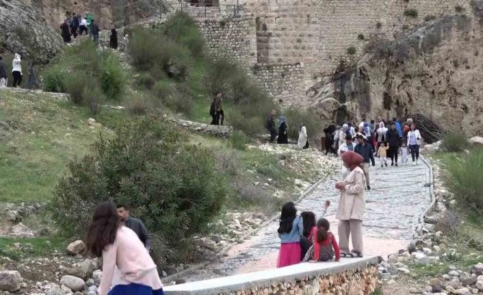 Restorasyonu tamamlanan eski Kahta Kalesi’ne ziyaretçi akını