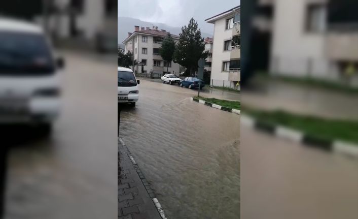 Sağanak sonrası yollar göle döndü, iş yerlerini su bastı