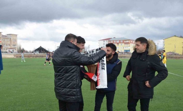 Sahaya attığı pet şişenin isabet ettiği polise çiçek takdim etti