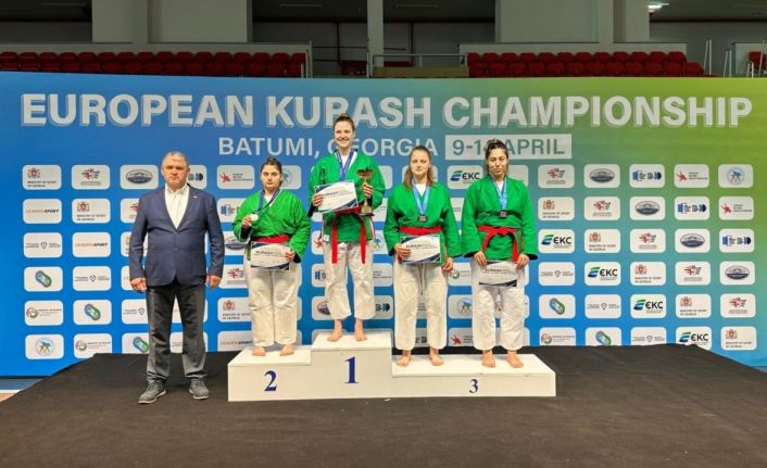 Sakaryalı sporcu Gürcistan’da Türk Bayrağı’nı dalgalandırdı