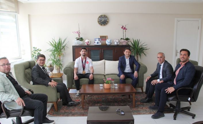 Şampiyon Kamal’dan Kaymakam Özdemir ve Başkan Dönmez’e ziyaret