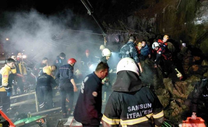 Samsunda heyelan: Akaryakıt istasyonunda arama-kurtarma çalışması başlatıldı