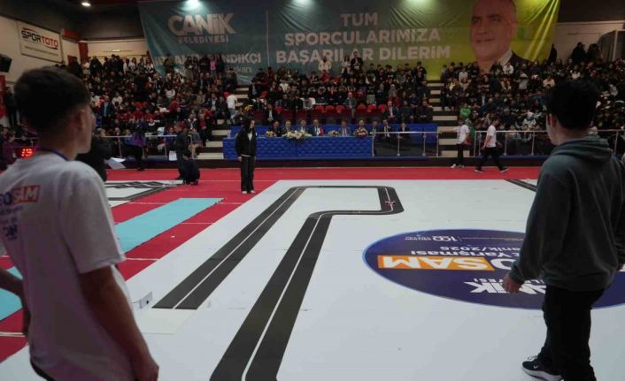 Samsun’da öğrenciler tasarladıkları robotlarla yarıştı