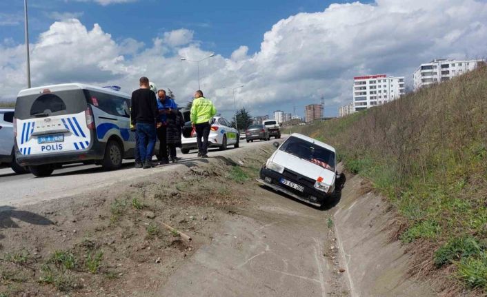 Samsunda yoldan çıkan otomobil su kanalına girdi: 1 yaralı