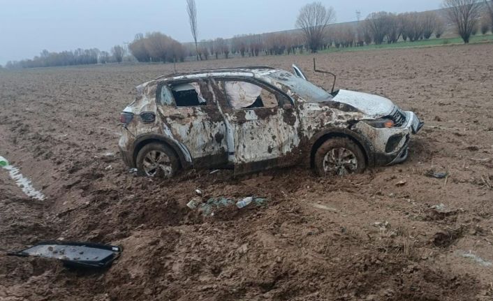 Şarampole devrilen otomobilde 2 kişi yaralandı