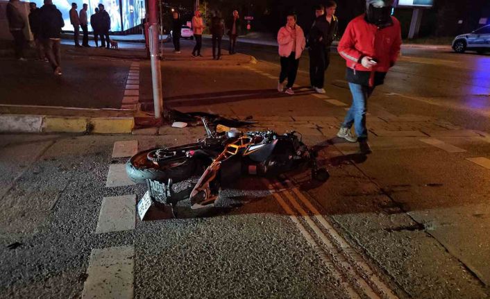 Sarıyerde kontrolden çıkan motosiklet otomobile çarptı: 2 ağır yaralı