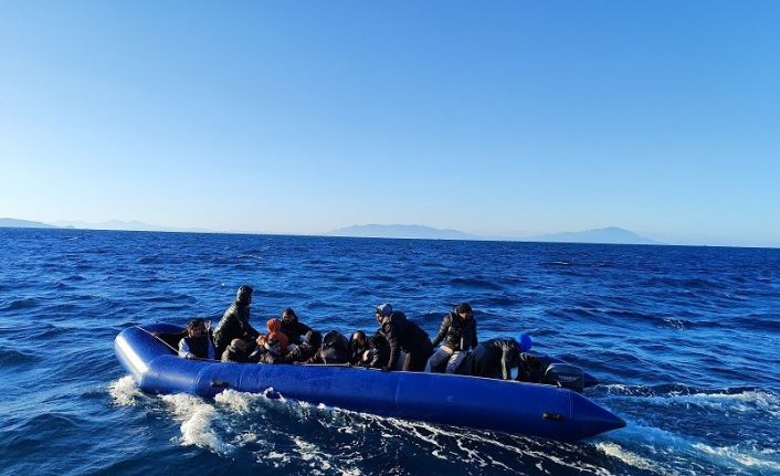 Seferihisar açıklarında lastik bottaki 12’si çocuk 26 göçmen yakalandı