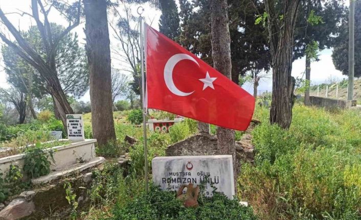 Şehit mezarı başında rengi solan bayrak yenisi ile değiştirildi