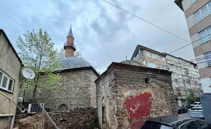 Şeker Hoca Camii ve türbesi çevre düzenlemesi bekliyor