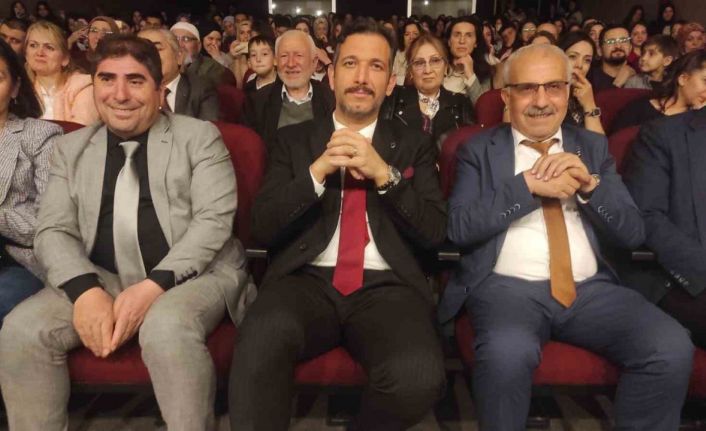 Selendili gençlerin tiyatro gösterisi ilgiyle izlendi