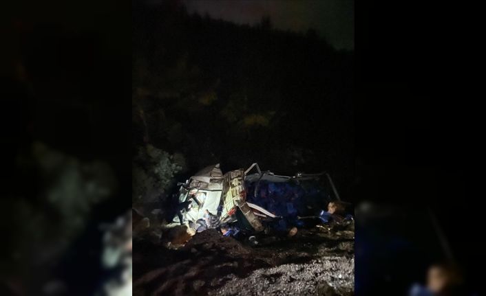 Seydikemer’de domates yüklü kamyon uçuruma yuvarlandı: 1 yaralı