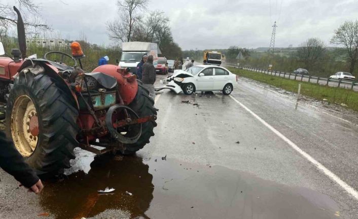 Seyir halinde giden otomobil, traktöre çarptı: 2 yaralı