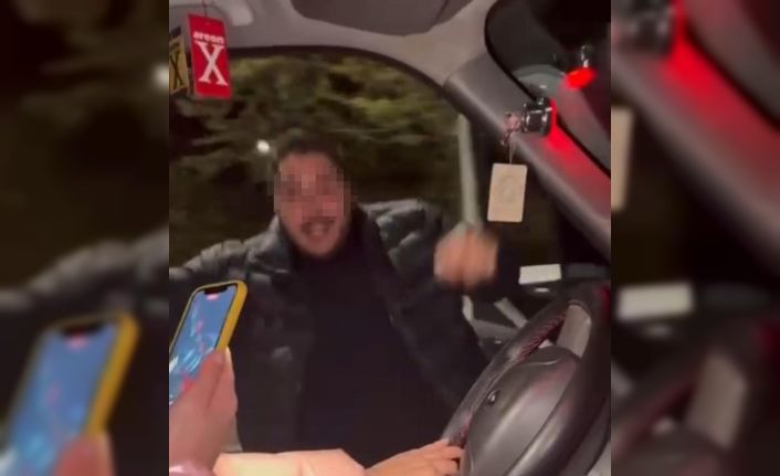 Seyir halindeki aracın kapısını açan sürücü dans ederken yere düştü