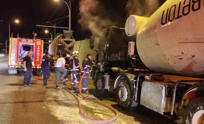 Seyir halindeki beton mikseri alev aldı
