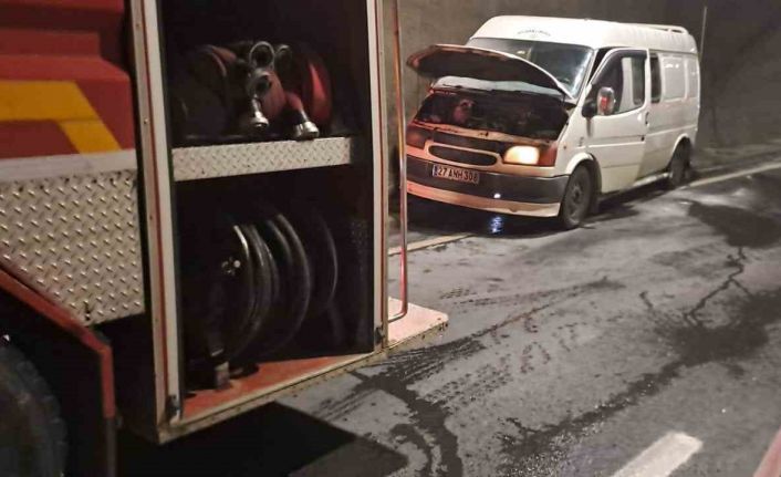 Seyir halindeki minibüs alev aldı
