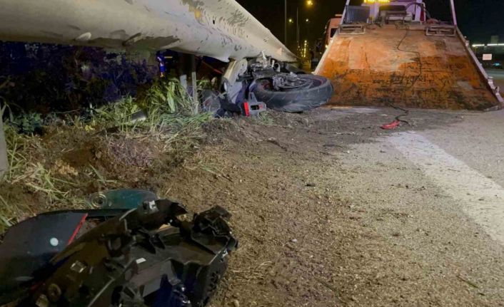 Seyir halindeki motosikletli önce kamyonete, ardından bariyerlere çarparak hayatını kaybetti