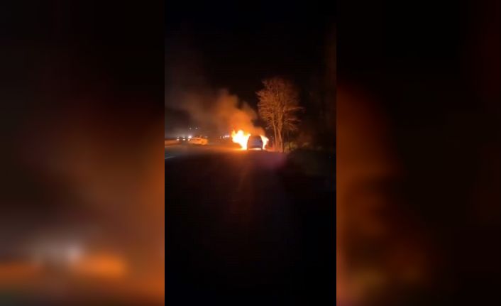 Seyir halindeki otomobil alev topuna döndü