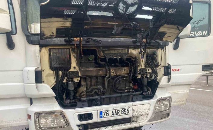 Seyir halindeki tırda yangın çıktı