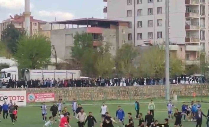 Siirt’te amatör maç sonrası saha karıştı