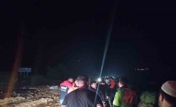 Siirtte sağanak nedeniyle derler taştı, yollar kapandı
