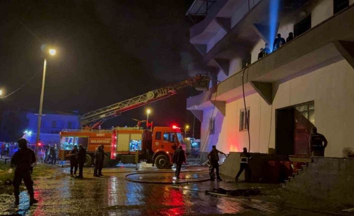 Siirt’te terlik fabrikasında çıkan yangında 11 kişi dumandan etkilendi