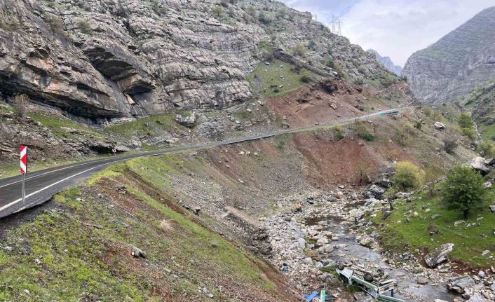 Şırnak’ta araç Habur Çayına devrildi: 2 yaralı