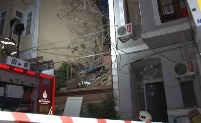 Şişli’de 2 katlı binada meydana gelen kısmi çökme korkuttu