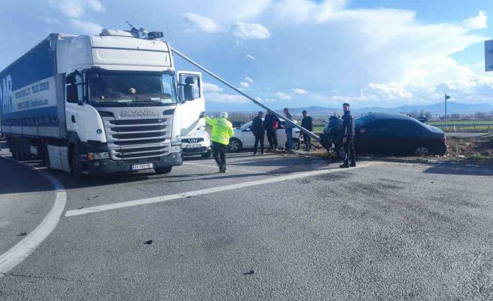 Sivas’ta iki otomobil çarpıştı: 6 yaralı