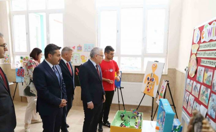 Sivas’ta miniklerden geri dönüşüm defilesi