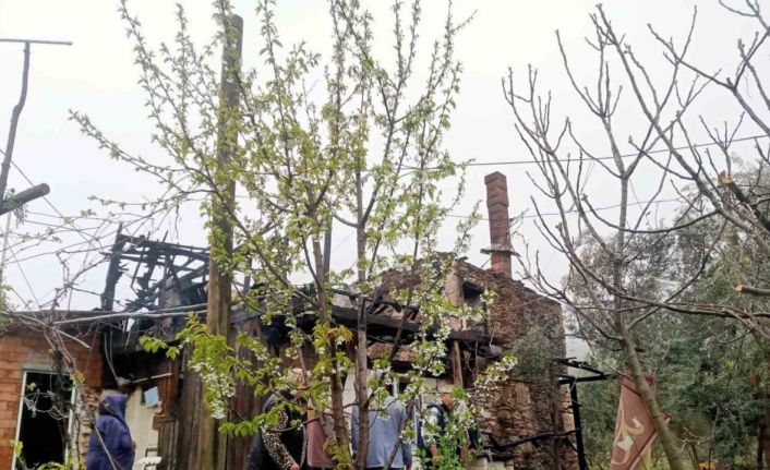 Sobadan çıkan yangında bir ev tamamen yandı
