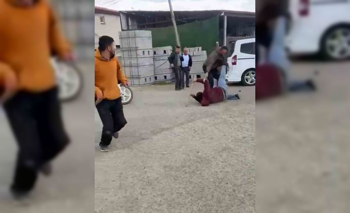 Sopalarla birbirlerine acımasızca vurdular... O anlar kamerada