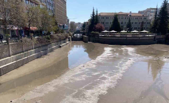 Suyu azaltılan Porsuk Çayı’nda ilginç manzara