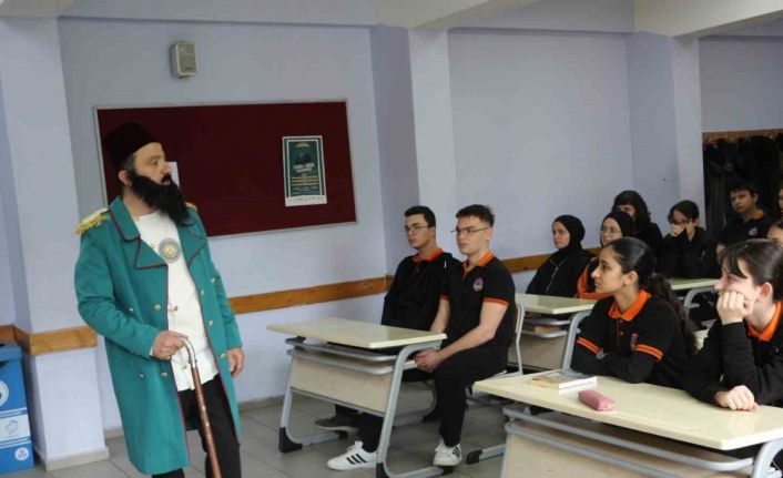 Tarihi karakterleri sınıfta öğrencileriyle buluşturuyor