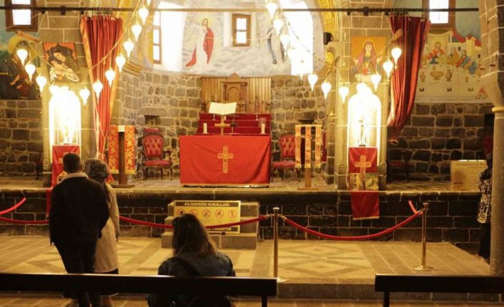 Tarihi kiliseler bayram tatilinde turistlerin akınına uğradı