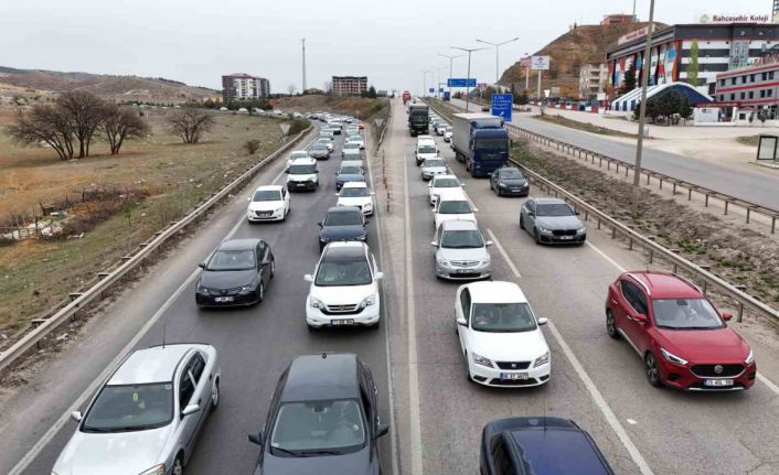 Tatilciler erken dönüşe geçti: 43 ilin geçiş güzergahında trafik yoğunluğu