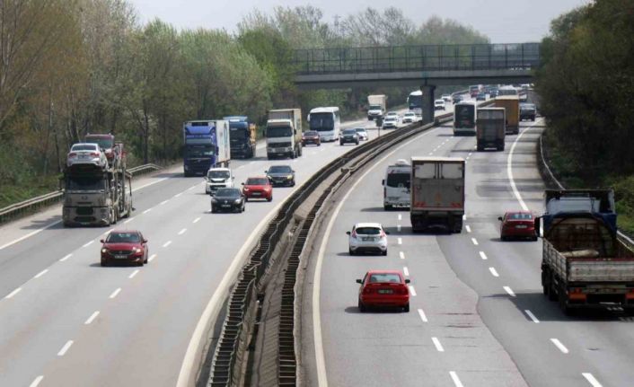 Tatilciler yola çıktı, otoyol Sakarya geçişinde akıcı yoğunluk oluştu