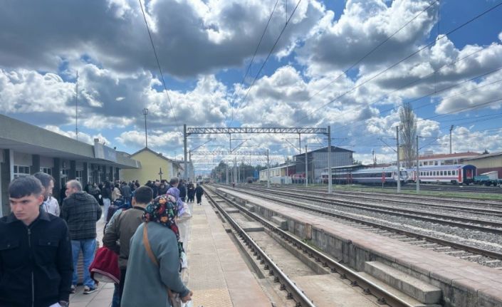 Tavşanlı Tren Garı’nda bayram ve ara tatil dönüş yoğunluğu