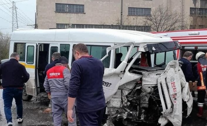 Tavşanlı’da işçi servisi tıra çarptı: 9 yaralı