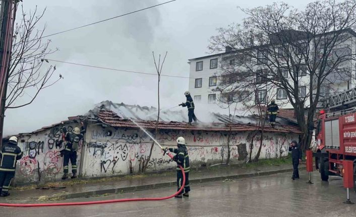 Tekirdağ’da metruk bina alev alev yandı