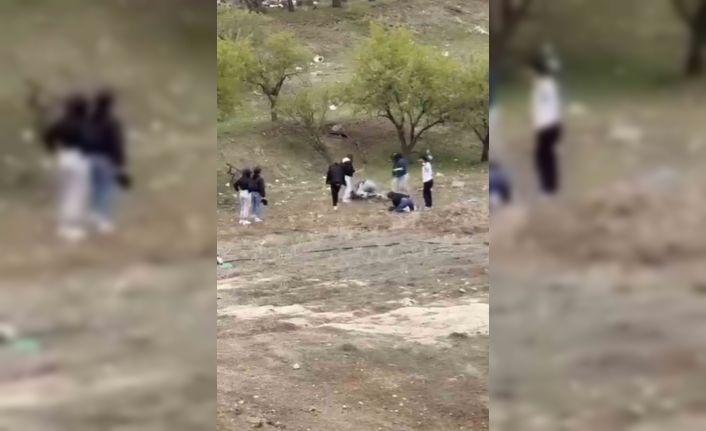 Tekme tokat birbirlerine giren genç kızların kavgası kamerada
