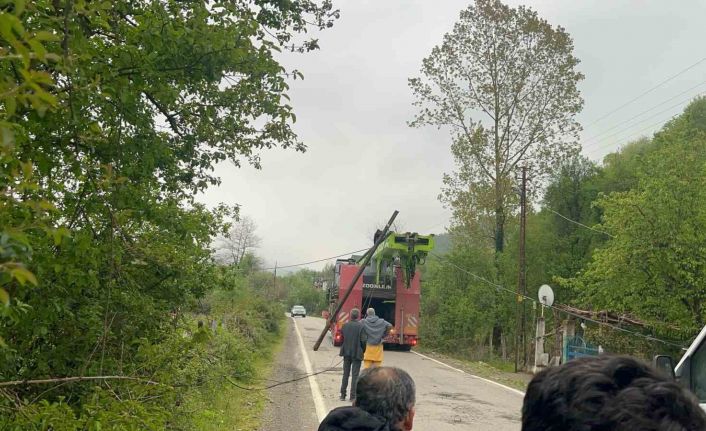Tellere takılan tır interneti çökertti, trafiği felç etti