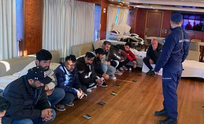 Ticari yatta göçmen kaçakçıları ve düzensiz göçmenler yakalandı