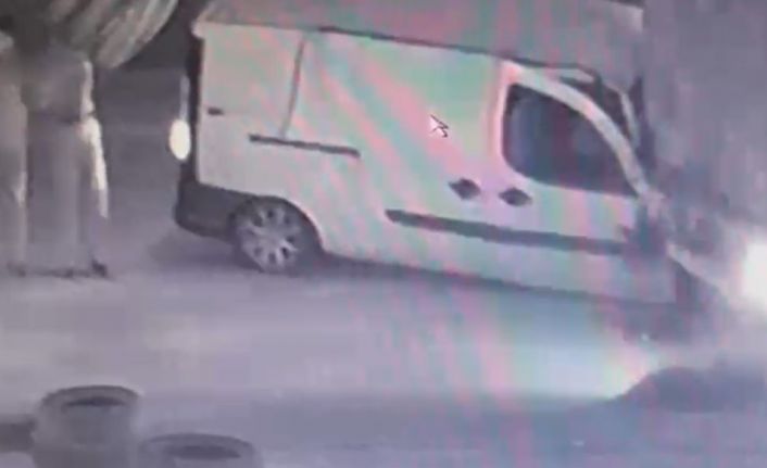 Tırın altına giren araçtan kendi imkanlarıyla böyle çıktı