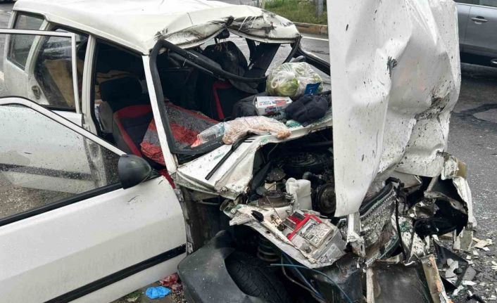 Tırın dorsesine çarpan otomobildeki çift ağır yaralandı