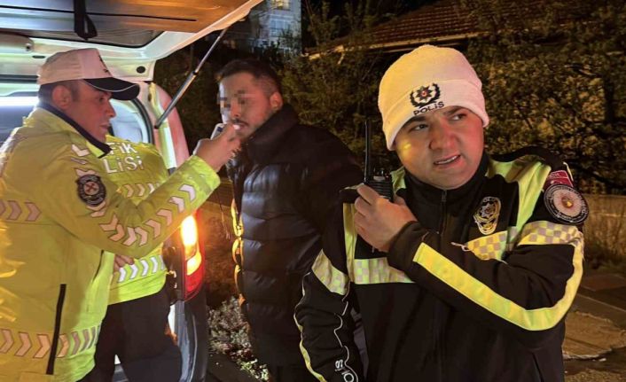 Trafiği tehlikeye düşürüp dans etmişti, 22 bin lira ceza kesildi
