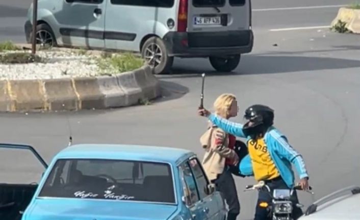 Trafikteki kavga kamerada: Öfkeli sürücü otomobilin camını kırdı