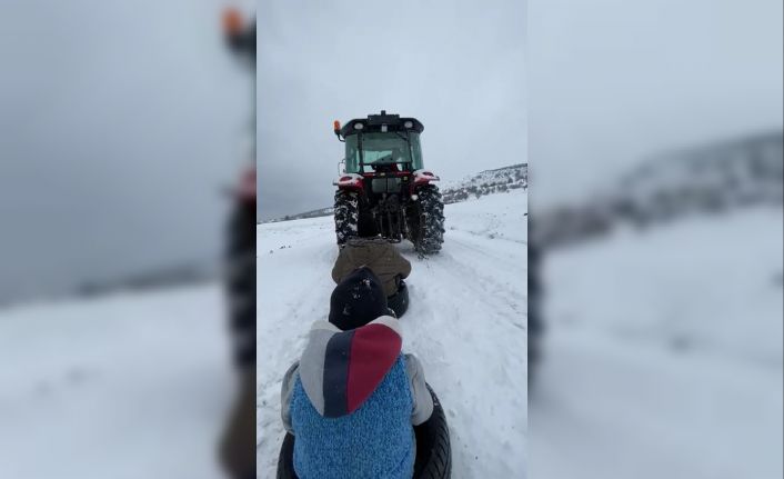 Traktöre bağladıkları lastiklerle kayak keyfi yaptılar