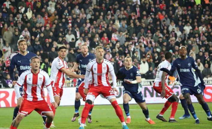 Trendyol Süper Lig: Sivasspor: 0 - Fenerbahçe: 1 (İlk yarı)