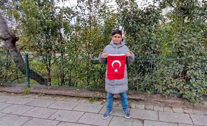 Türk bayrağının üzerindeki karları temizleyen çocuk o anları anlattı